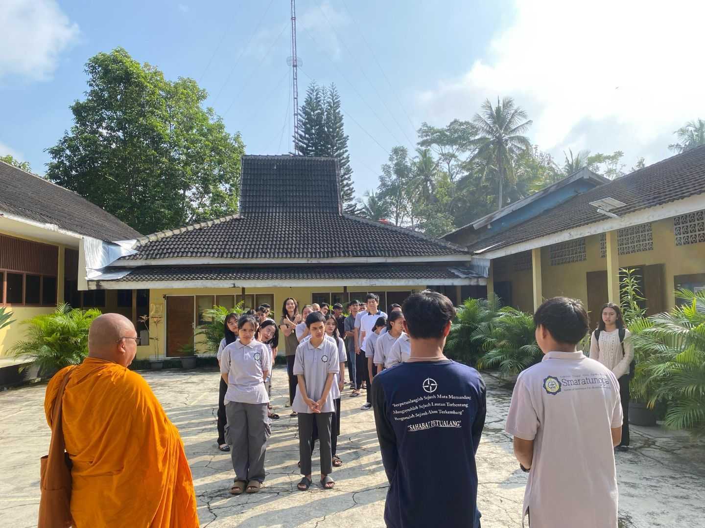 BEM Smaratungga  Gelar Penanaman Pohon Bodhi dan Aksi Bersih Kampus, Wujudkan Lingkungan Religius dan Asri