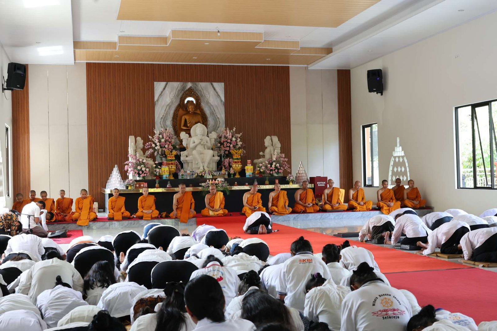 Perayaan Kathina Dana Vihara Veluvana dan STIAB Smaratungga Berlangsung Khidmat