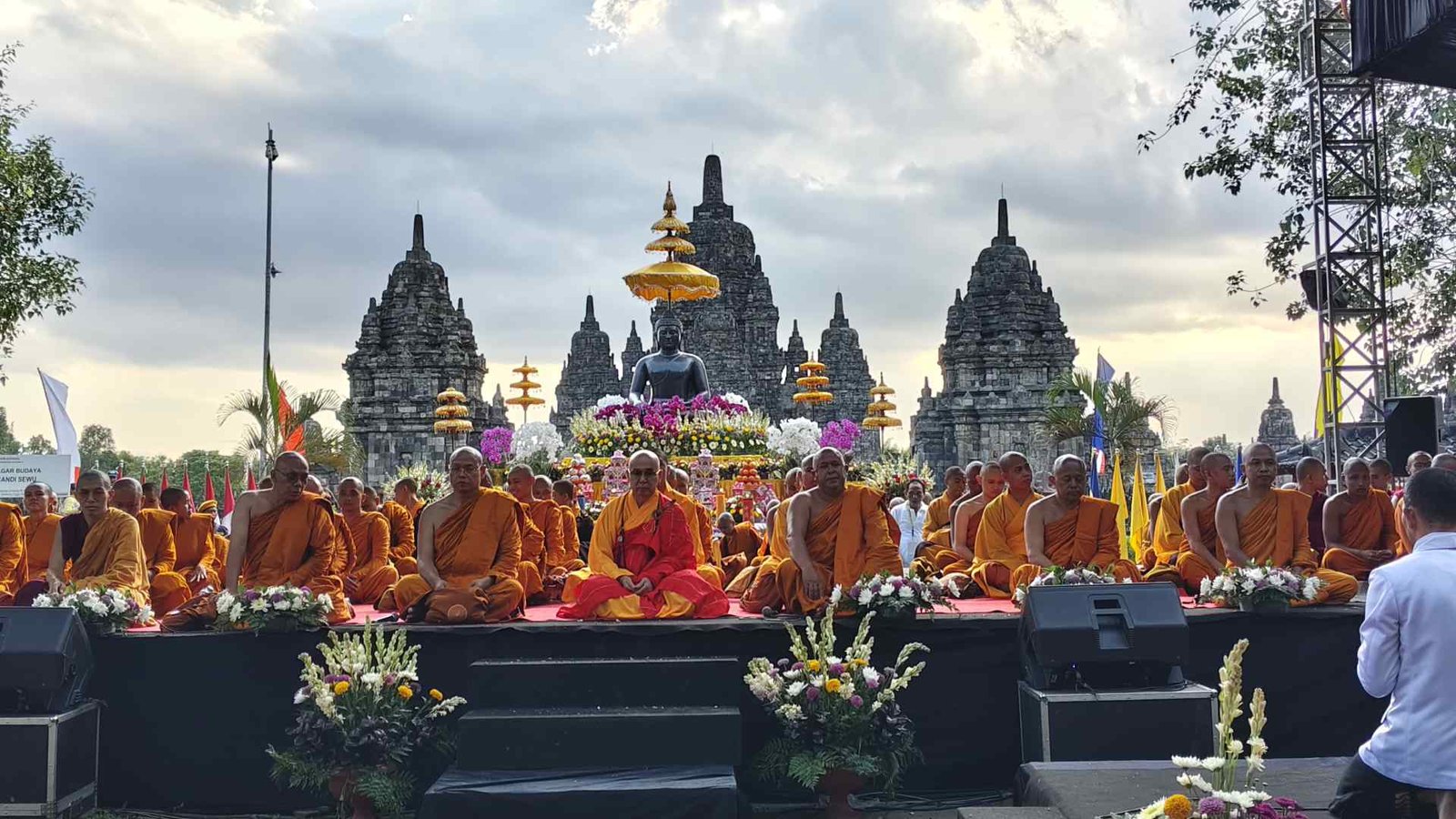 STIAB Smaratungga Berpartisipasi Aktif dalam Perayaan Waisak Candi Sewu 2026 yang Dihadiri 5.000 Umat Buddha